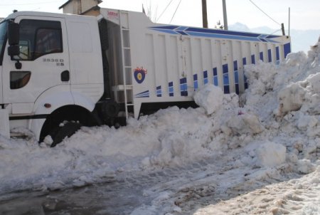 Hakkari'de karla mücadele çalışmaları devam ediyor