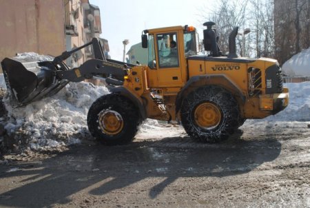 Hakkari'de karla mücedele devam ediyor