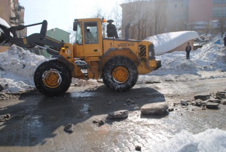 Hakkari'de karla mücedele devam ediyor