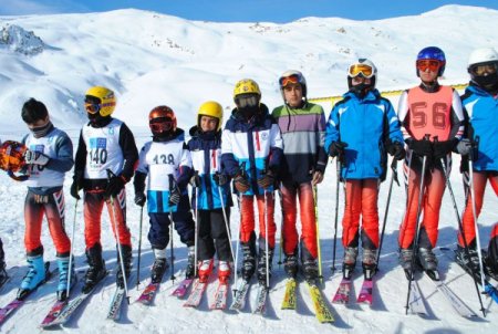 Hakkari'de kayak yarışması düzenlendi