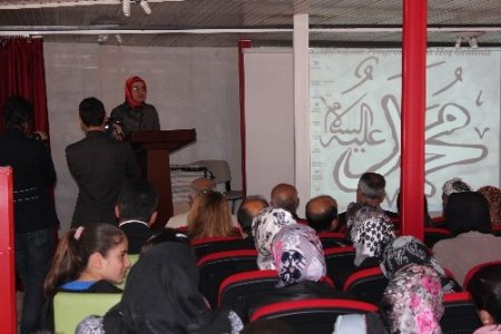 Hakkari'de Kutlu Doğum Haftası programına halk yoğun ilgi gösterdi
