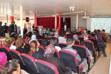 Hakkari'de Kutlu Doğum Haftası programına halk yoğun ilgi gösterdi