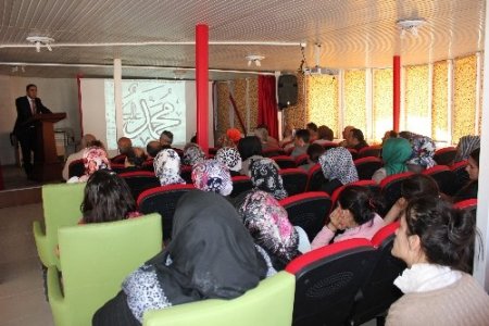 Hakkari'de Kutlu Doğum Haftası programına halk yoğun ilgi gösterdi