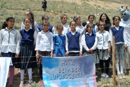 Hakkari’de Öğrenciler Fidan Dikti