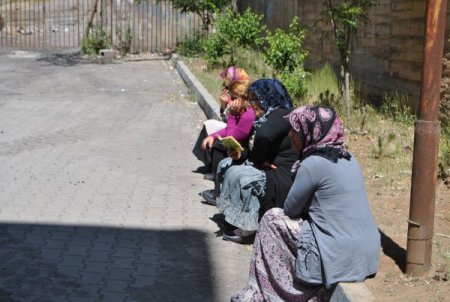 Hakkari’de Öğrenciler Sbs Sınavında Ter Dökerken, Aileler Dışarıda Dua Etti