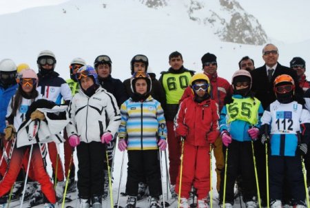 Hakkari'de okullar arası kayak yarışması yapıldı