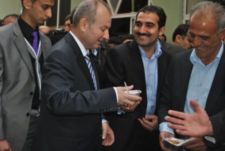 Hakkari'de polis bin kişiye aşure dağıttı