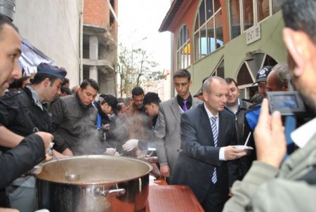 Hakkari'de polis bin kişiye aşure dağıttı