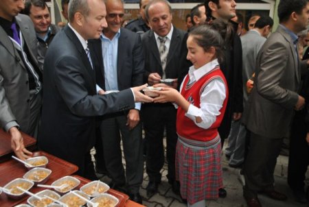 Hakkari'de polis bin kişiye aşure dağıttı