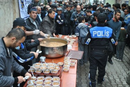 Hakkari'de polis bin kişiye aşure dağıttı