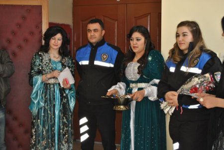 Hakkari'de Polisler Kadınlar Günü'nde Karanfil Dağıttı