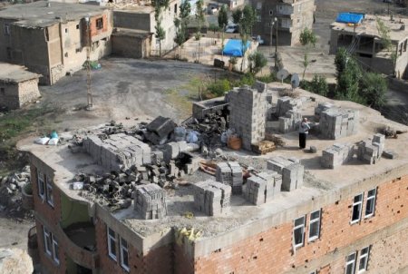 Hakkari’de Rüzgar, Evlerin Çatılarını Uçurdu