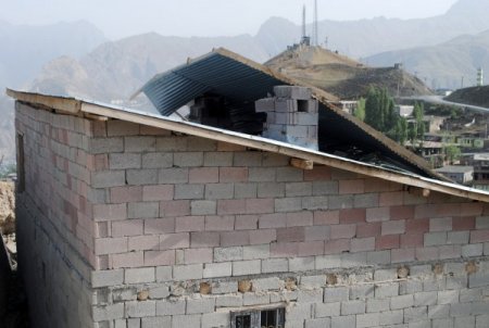 Hakkari’de Rüzgar, Evlerin Çatılarını Uçurdu