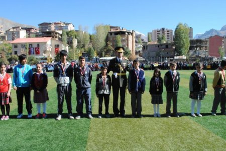 Hakkari’de stadyumda Cumhuriyet coşkusu