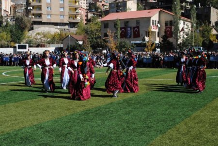 Hakkari’de stadyumda Cumhuriyet coşkusu
