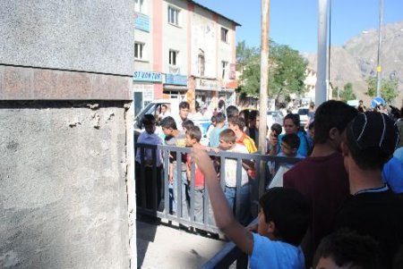 Hakkari'de 'şüpheli Paket' Paniği Yaşandı