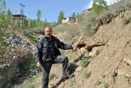 Hakkari’de Toprak Kaymasıyla Mezarlıktaki Kemikler Ortaya Çıktı