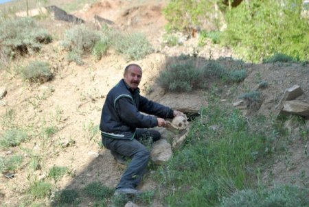 Hakkari’de Toprak Kaymasıyla Mezarlıktaki Kemikler Ortaya Çıktı