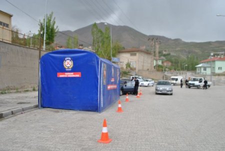 Hakkari’de Trafik Ekipleri, Kurdukları Çadırda Videolu Eğitim Veriyor