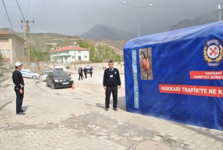 Hakkari’de Trafik Ekipleri, Kurdukları Çadırda Videolu Eğitim Veriyor
