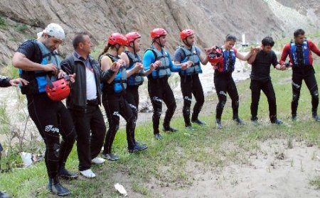 Hakkari’de umuda pedal çevirip Zap Suyu'nda rafting yaptılar