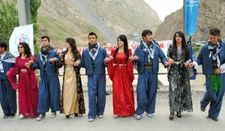 Hakkari’de umuda pedal çevirip Zap Suyu'nda rafting yaptılar