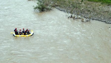 Hakkari’de umuda pedal çevirip Zap Suyu'nda rafting yaptılar