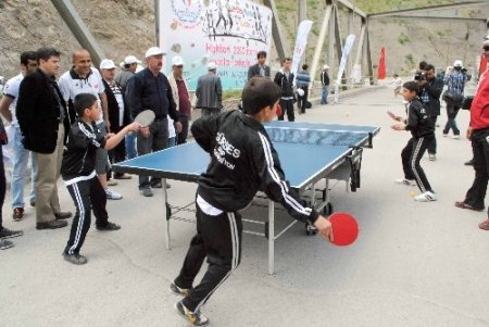 Hakkari’de umuda pedal çevirip Zap Suyu'nda rafting yaptılar