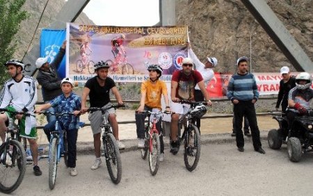Hakkari’de umuda pedal çevirip Zap Suyu'nda rafting yaptılar