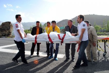 Hakkari'de Vurulan İlköğretim Öğrencisi, Ambulans Helikopterle Van'a Sevk Edildi
