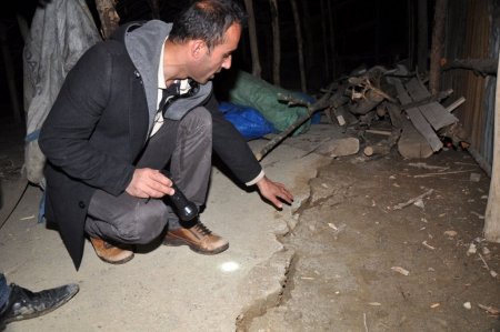 Hakkari'de zemin çöktü üç ev hasar gördü