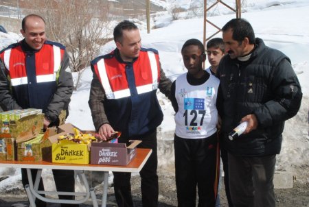 Hakkari'deki yarışta Sudanlı Şerafettin'e büyük ilgi