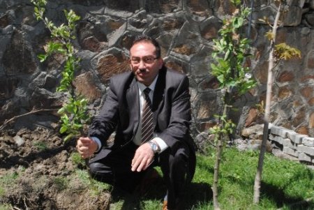 Hakkarili çiftçiye 10 bin meyve fidanı