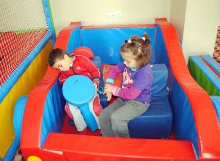 Hakkarili çocuklar eğitim salonlu ilk oyun parkına kavuştu