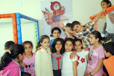 Hakkarili çocuklar eğitim salonlu ilk oyun parkına kavuştu
