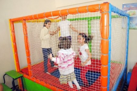 Hakkarili çocuklar eğitim salonlu ilk oyun parkına kavuştu