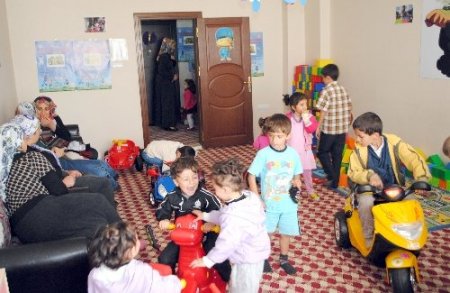 Hakkarili çocuklar eğitim salonlu ilk oyun parkına kavuştu