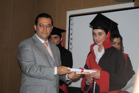 Hakkâri Üniversitesi Meslek Yüksekokulu İkinci Mezunlarını Verdi