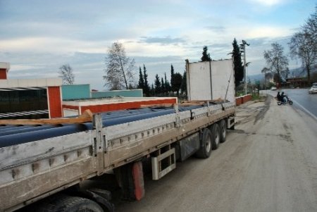 Halat koptu, doğalgaz boruları yola saçıldı