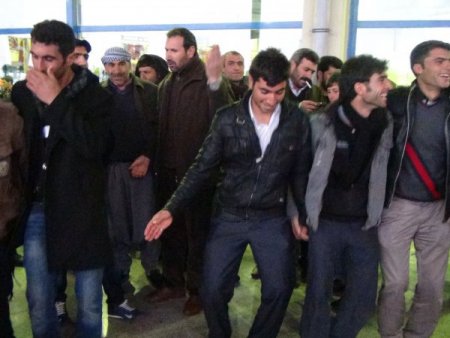 Halaylarla asker evlatlarını uğurladılar