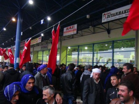 Halaylarla asker evlatlarını uğurladılar