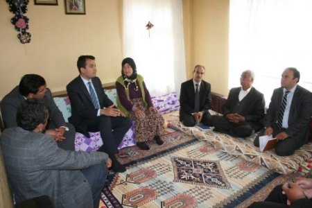 Halfeti Kaymakamı Keklik ihtiyaç sahibi aileleri ziyaret ediyor