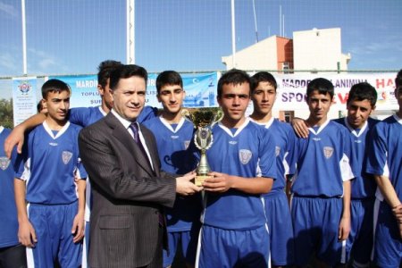 Halı saha ve voleybolda dereceye giren okul takımlarına ödül yağdı