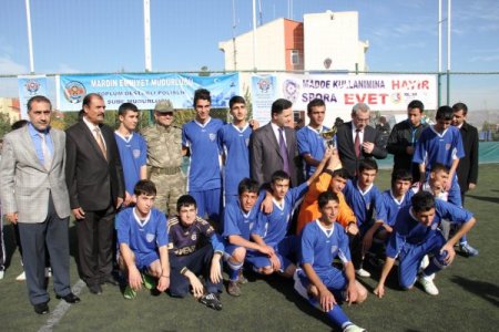 Halı saha ve voleybolda dereceye giren okul takımlarına ödül yağdı