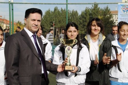 Halı saha ve voleybolda dereceye giren okul takımlarına ödül yağdı