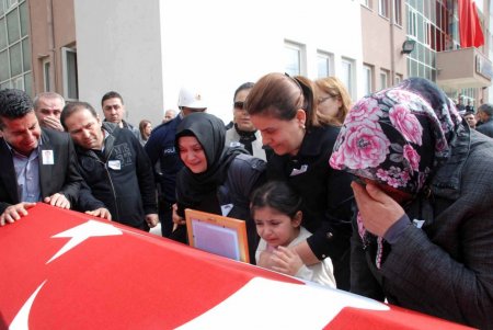 Halı sahada kalp krizi geçiren polisin cenazesi memleketine gönderildi