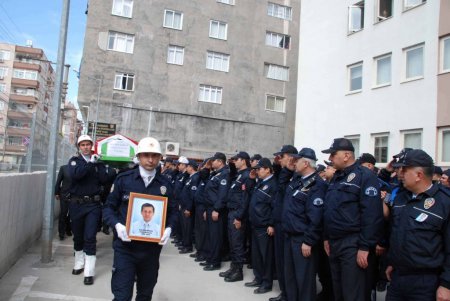 Halı sahada kalp krizi geçiren polisin cenazesi memleketine gönderildi