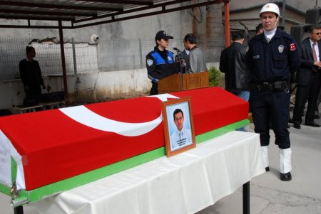 Halı sahada kalp krizi geçiren polisin cenazesi memleketine gönderildi