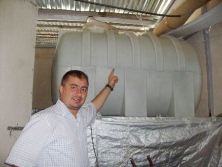 Halı Ve Araçları Yağmur Suyu İle Yıkıyor