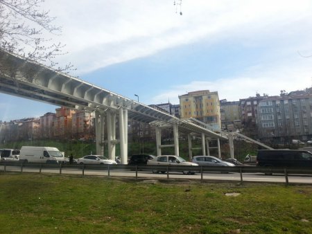 Halıcıoğlu metrobüs durağına yeni yaya geçidi